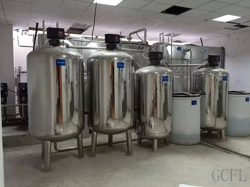 造成软化水设备吸盐管路堵塞的原因是什么？